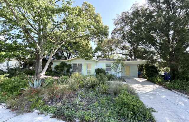976 Manati Ave