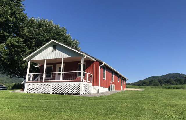 Super cute farm house with beautiful mountain view! 2 bedrooms, 1 bathroom!