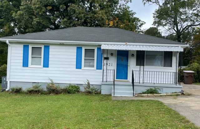 Updated 3 Bedroom- Convenient to Restaurants, Cone Hospital & Wendover Ave