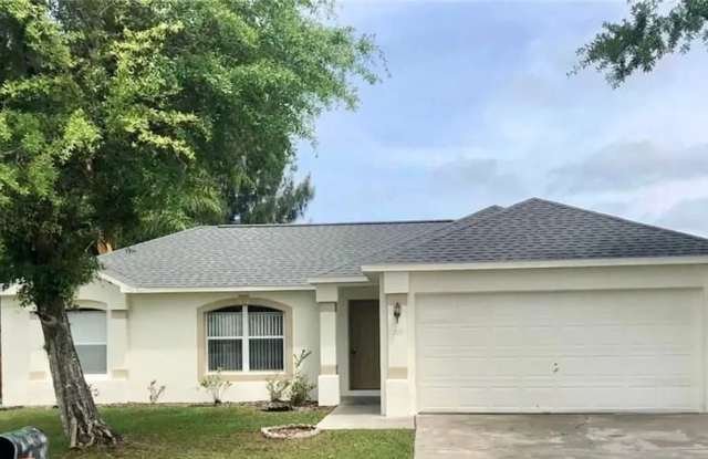 Comfortable 3-Bedroom Home with Fenced Yard in Kissimmee/Poinciana!
