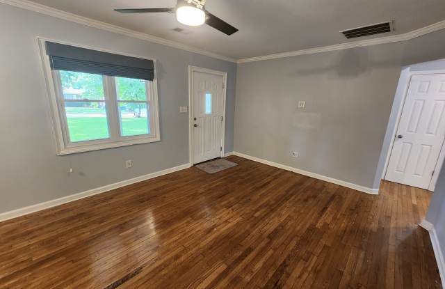 1222 Crestwood Dr SE