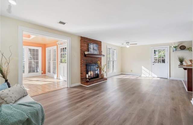 2451 Warwick Circle NE