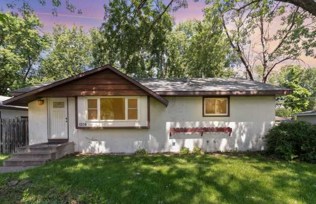 Spacious 5bed|2bath Home w/ Large Backyard  Garage