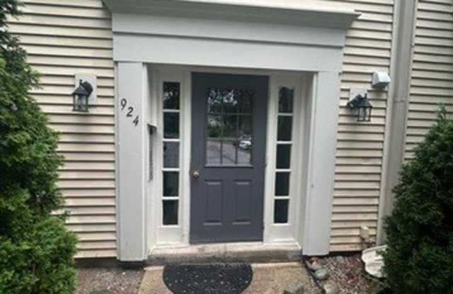 924 CHESTNUT HILL Drive