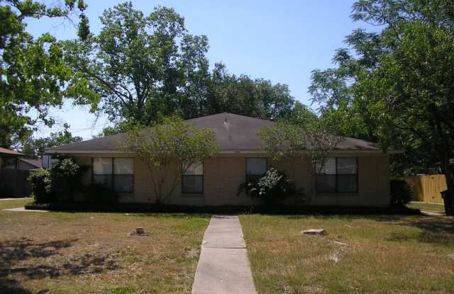 College Station - 2 bedroom / 2 bath / fenced in yard / Duplex close to TAMU!! - 708 Vassar Court, College Station, TX 77840