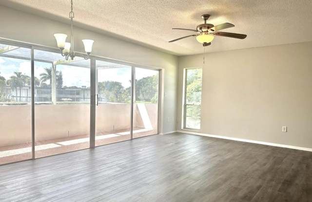 6 Greenway Village N