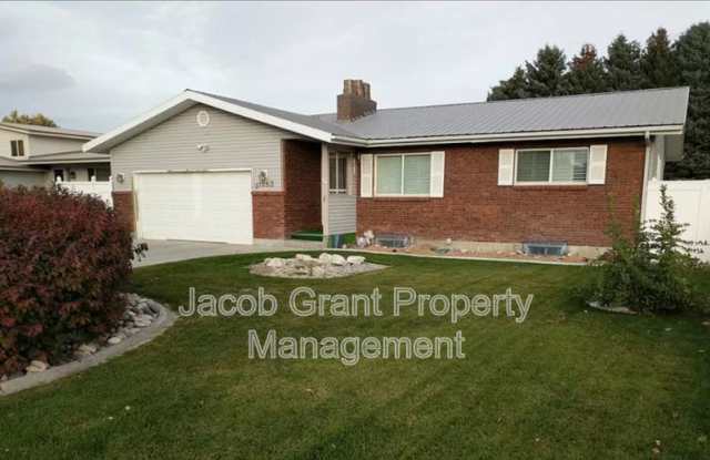 1083 Westciff Dr - 1083 Westcliff Drive, Idaho Falls, ID 83402