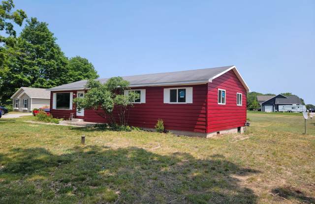 4 beds 1.5 Baths, Walking Distance to West Woods School. Dogs and Cats Welcome