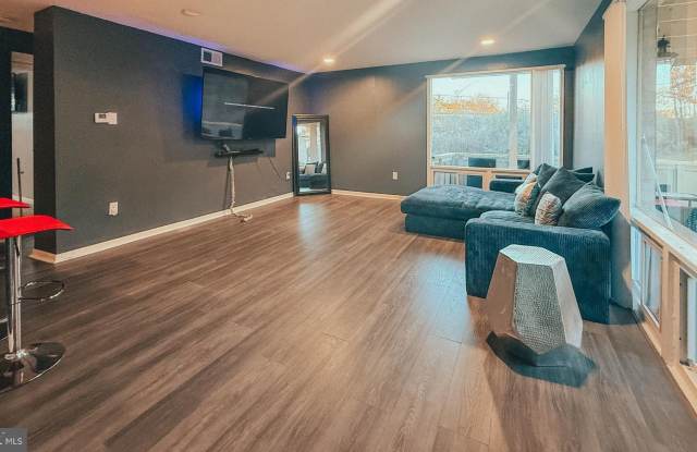 7147 DONNELL Place unit: B1