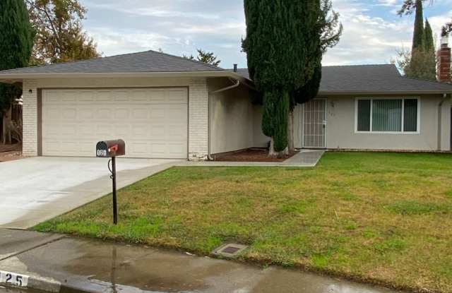 Available NOW - Cute 3 Bed 2 bath home in court location!!