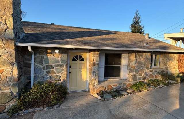House: 2 Bedroom / 1 Bathroom - Auburn