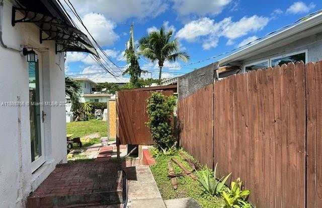 Photo of 2215 SW 47th St