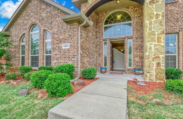 Meticulously kept 4 bedroom home in Hidden Creek Estates. Large bedrooms with big closets. - 1004 Lincoln Drive, Royse City, TX 75189