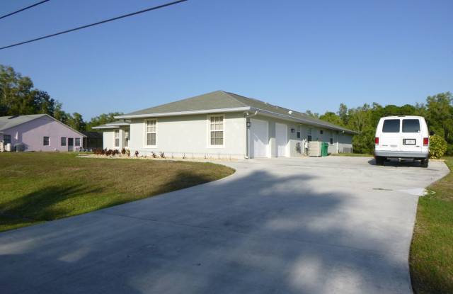 Very Nice Large 4/3/2 Home in Paar Estates