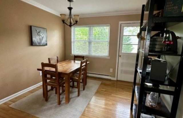 422 Ringwood Ave, A208