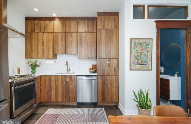 2215 E BOSTON Street