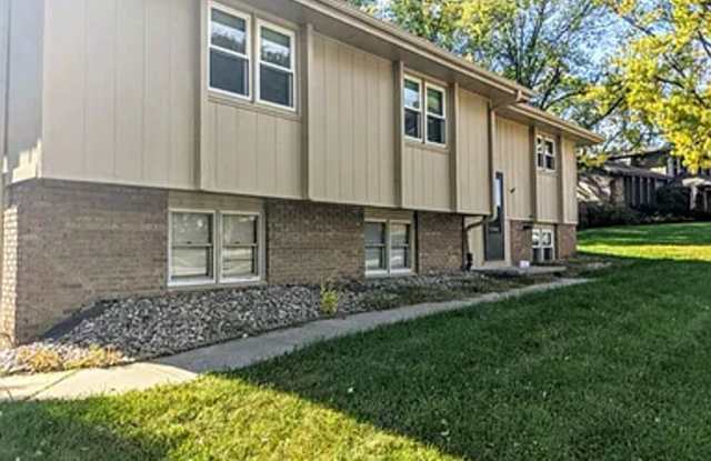 332 N 154th St, Omaha, NE 68154