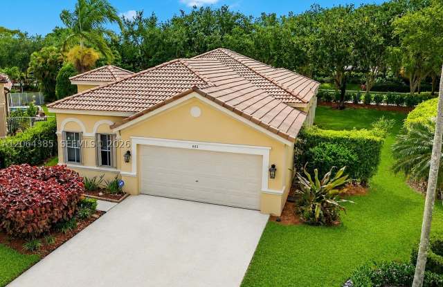 885 Tanglewood Cir
