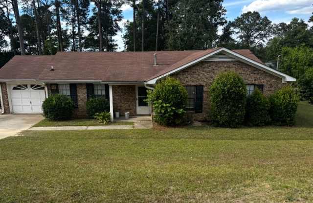 2962 Bridgeport dr is a 3bed 2bath close to Ft gordon with fenced in yard