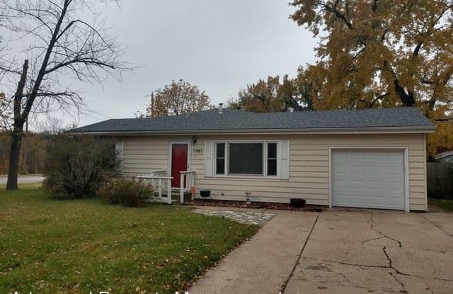 1901 Hayes Dr - 1901 Hayes Drive, Manhattan, KS 66502