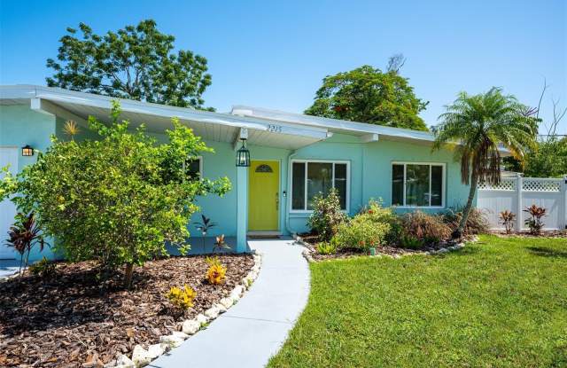 2215 ALVARADO LANE