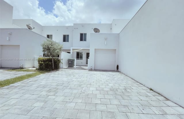 10449 NW 66th St - 10449 NW 66th St, Doral, FL 33178