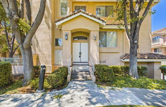 Rarely Available " Dont miss out" 3br3ba+ office