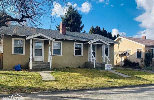 Photo of 2bd/1ba Duplex Full Basement near Franklin Middle School!