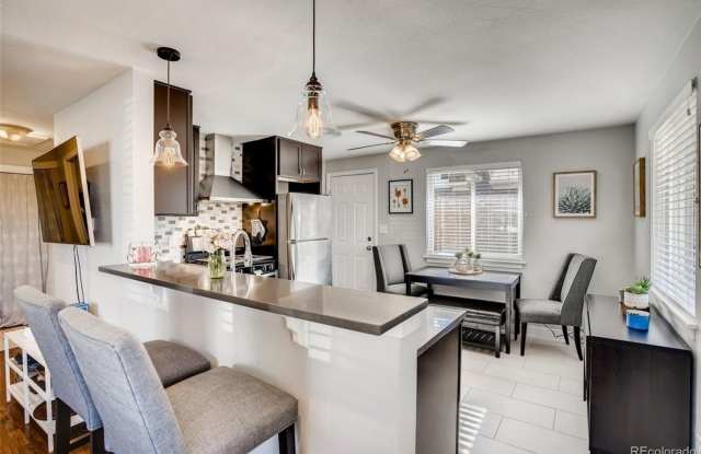 Sunny 2 Bed / 1 Bath Townhome with Yard  Parking – Pet Friendly!