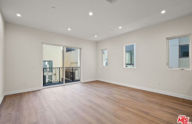 Photo of 1733 S Barrington Ave