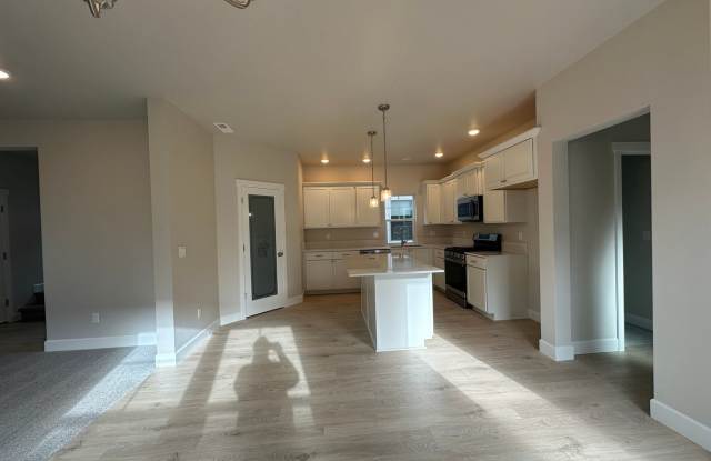 Brand New 3 Bedroom / 2.5 Bathroom Home in NW Redmond OR