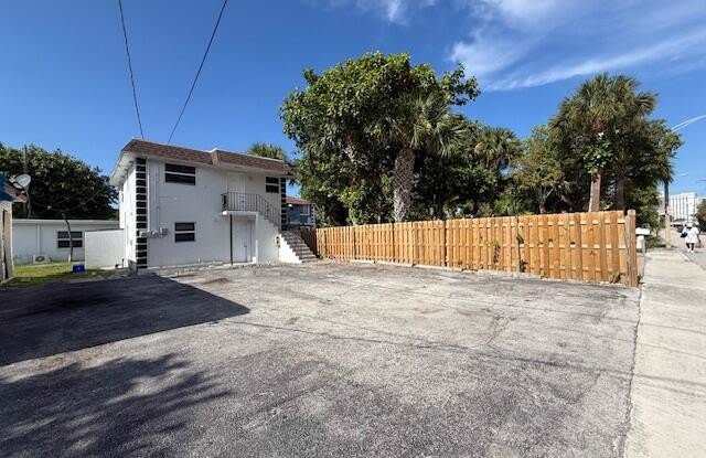 302 N Tamarind Avenue