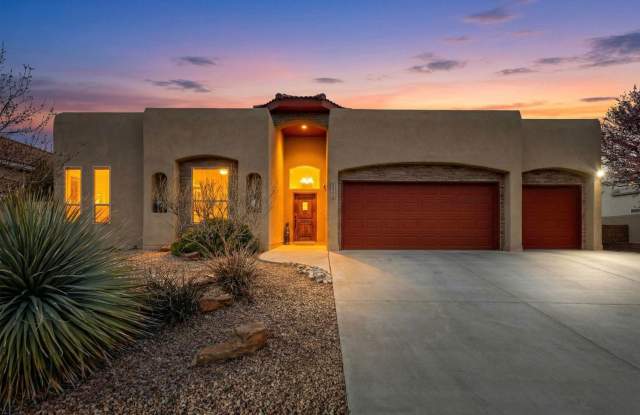 NW Executive Living 3/BD 2.5/BA 3/CG