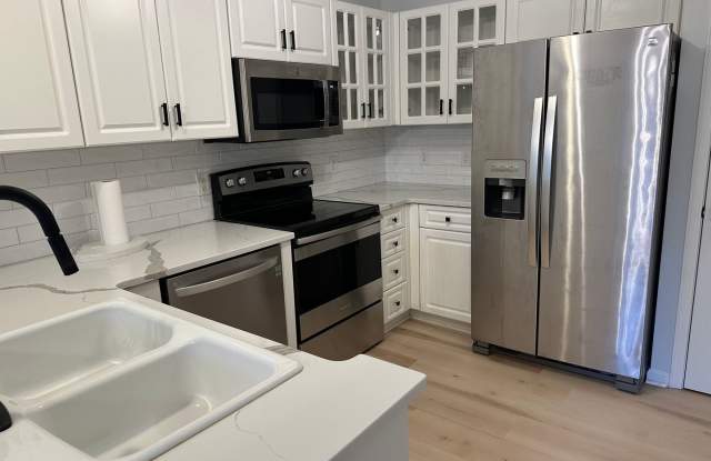 Spacious 2 Bedroom Luxury Condo with Pool Access – Wilmington, NC