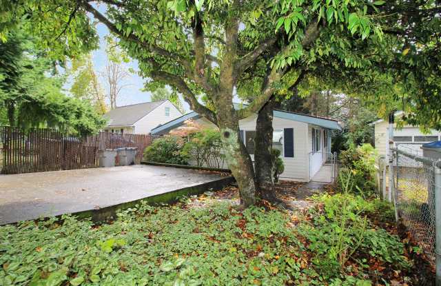Fabulous 2 Bedroom Tigard Cottage with Mid-Century Flair