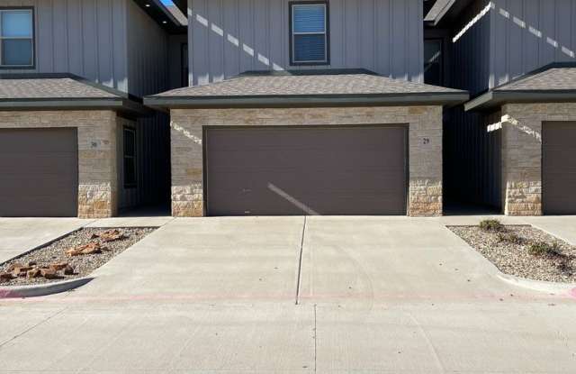 PRE-LEASE  MID-JUNE MOVE-IN!  3B/3.5B/2G TOWNHOME