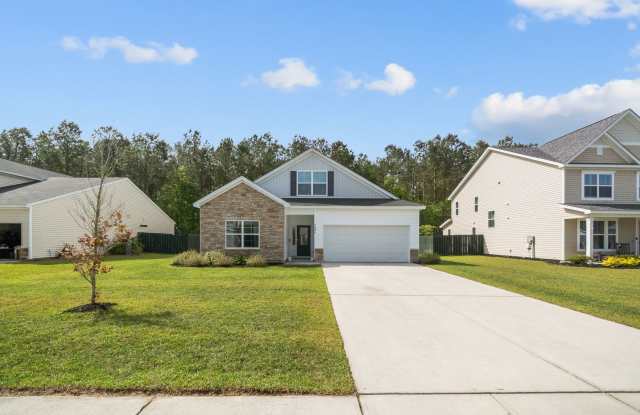 Beautiful 4-Bedroom Home in The Commons Featuring a Convenient Floor Plan