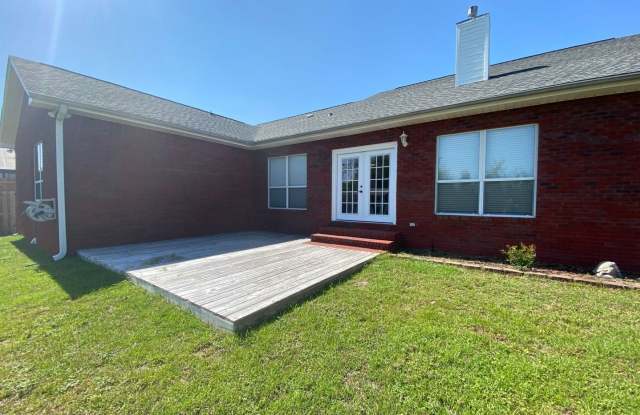 Spacious 3Bed/2Ba Brick Home in Established Neighborhood w/Easy Access to Everything! *SPECIAL: 1/2 OFF 1st Month's Rent!!* + *Military Incentive!!*