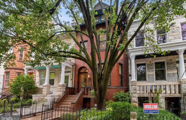 1120 E CAPITOL Street NE