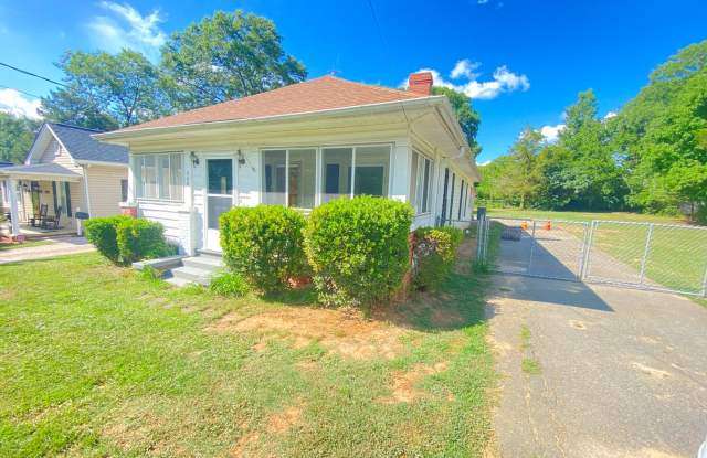 2bd/1ba Renovated House near Downtown w/ Huge Fenced Backyard  2 Carport