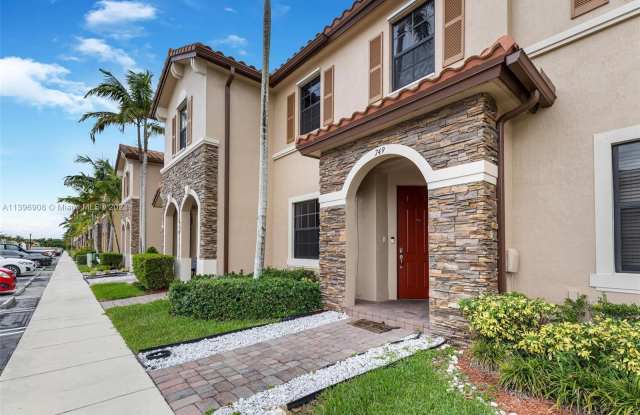 749 SE 32nd Ter