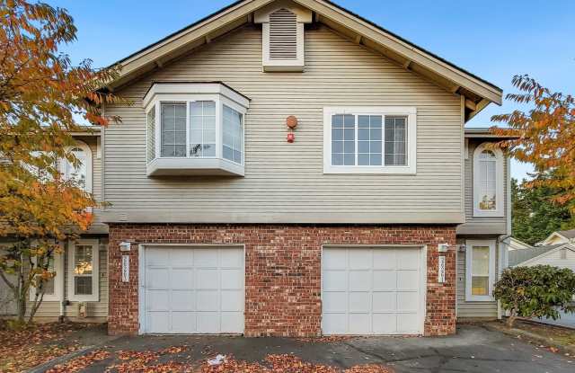Kent East Hill Townhome with Garage  Patio