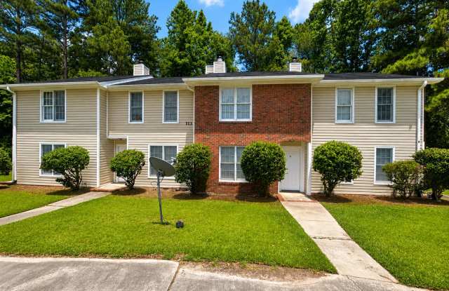 Modern  2BR  1.5  Bath  Townhome  in  Harbison  – Beautifully  renovated  with  Private  Yard  &  Gym  Access