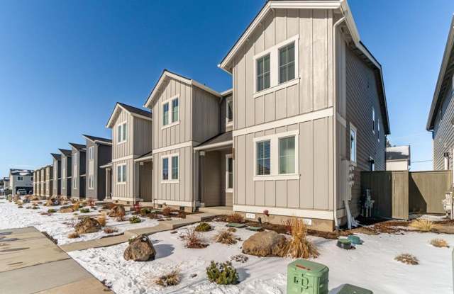 Beautiful 3 bedroom 2.5 bathroom end unit townhouse in the Luderman Crossing neighborhood - 61626 Southeast Depot Loop, Bend, OR 97702