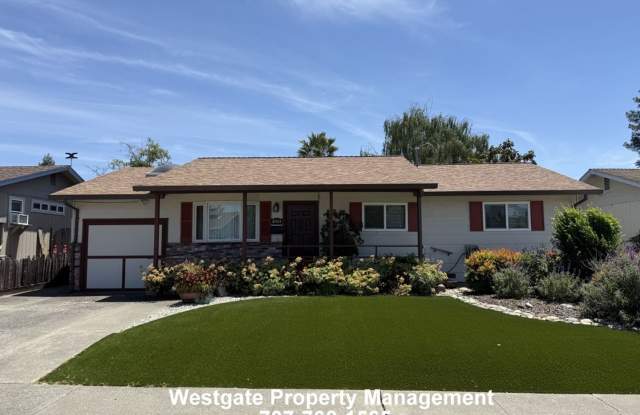 Lovely 3/2 Single Level East Petaluma Home - 1336 Marian Way
