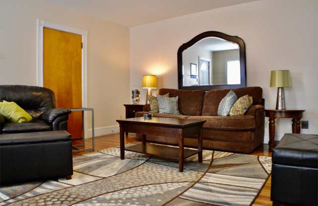 520 West Third Street,  1E