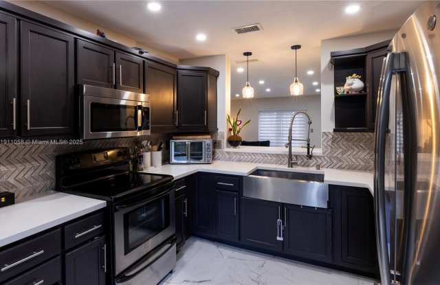 14237 SW 94th Cir Lane 106-14, Miami, FL 33186