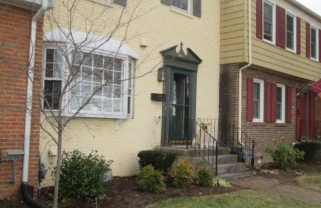 3 Bedroom 2.5 Half Bath Townhouse - 109 Yorkshire Court, Blacksburg, VA 24060