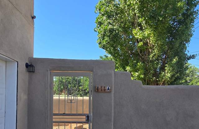 Remodeled 2 Bedroom 1 Bath 1 Car Garage with private courtyard in Nob Hill