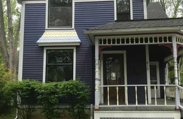 818 Gott 4 Bedroom 2 Bathroom Lots of Parking! - 818 Gott Street, Ann Arbor, MI 48103